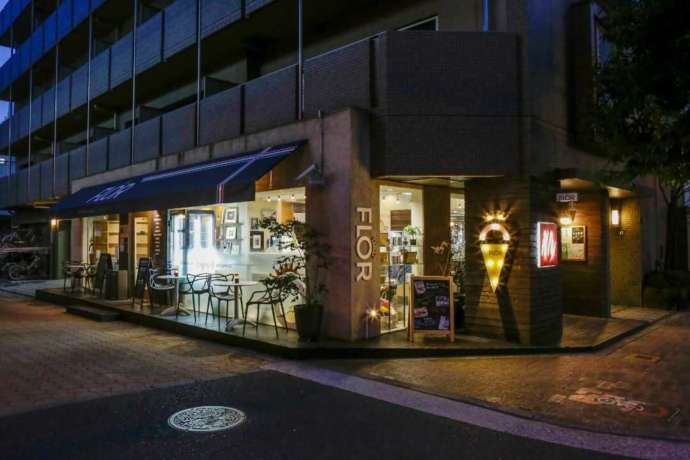 「FLOR GELATO ITALIANO OSAKA」の夜の外観