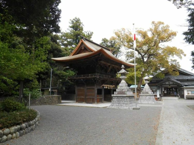 静岡県磐田市にある府八幡宮の楼門と国旗