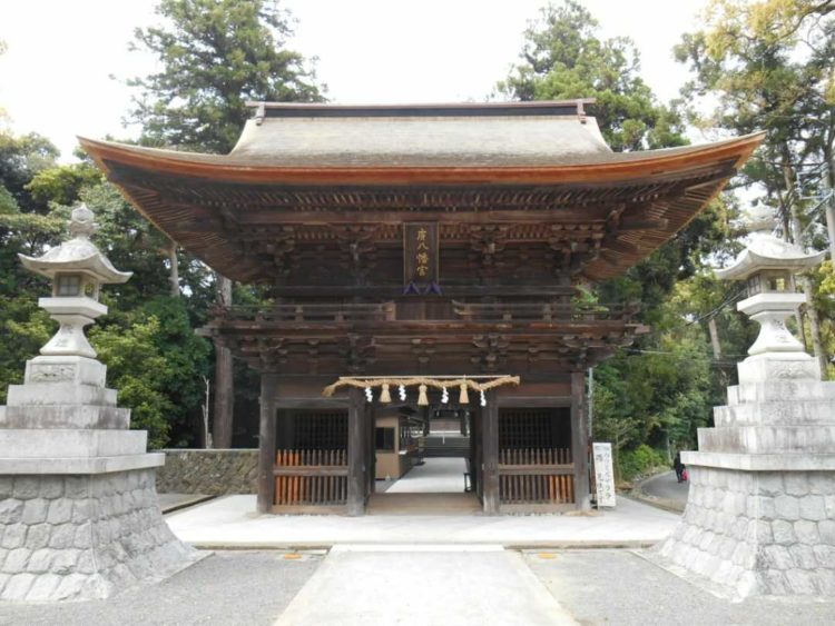 静岡県磐田市にある府八幡宮の楼門を正面からのぞむ