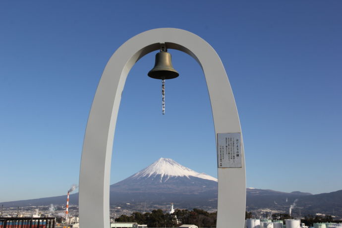 「ふじのくに田子の浦みなと公園」の「はじまりの鐘」