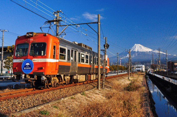 線路を走る岳南鉄道の電車