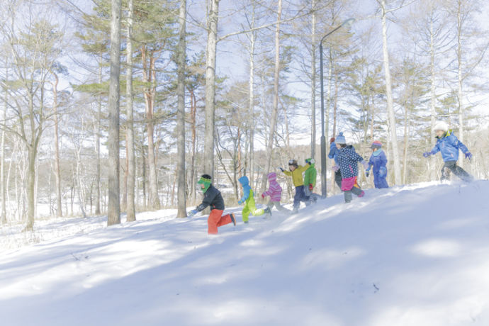 雪山で遊ぶ子供たち