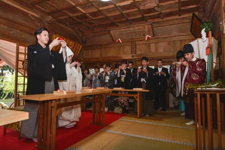 新潟県村上市にある藤基神社の神酒拝戴