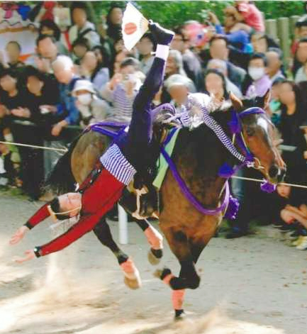 「藤森神社」の境内で「藤森祭」に奉納される「駈馬神事」