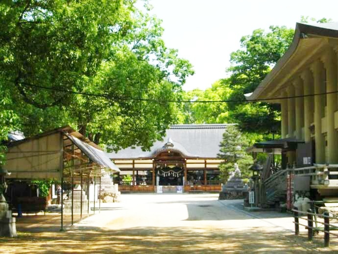 「藤森神社」拝殿の正面外観（遠景）