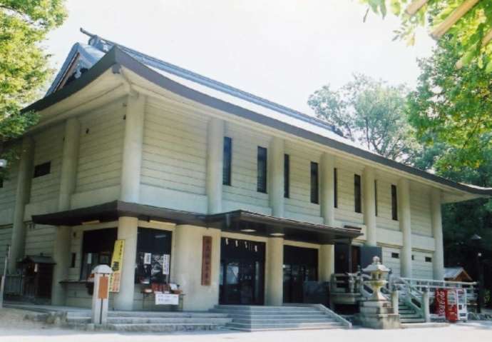 「藤森神社」参集殿（宝物殿）の外観