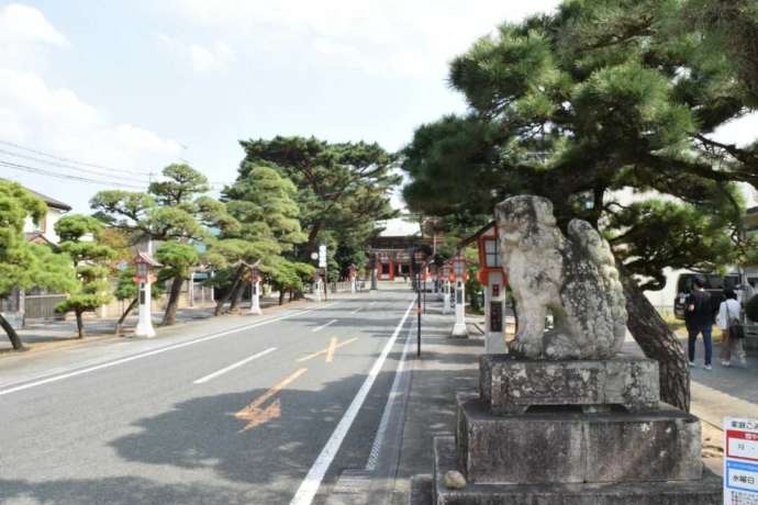 「藤崎八旛宮」の一の鳥居から二の鳥居に向けて続く参道