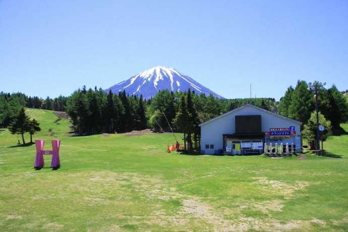 富士山を望むふじてんリゾートのゲレンデ