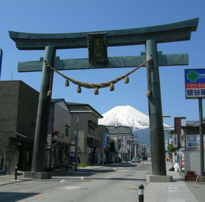 金鳥居と、その向こうに見える富士山