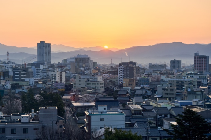 夕暮れ時の福井市内の風景