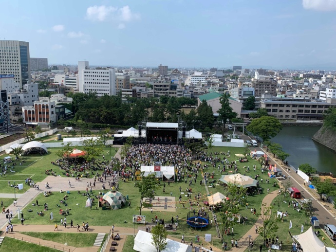 福井市中央公園特設会場での、野外音楽フェスの様子