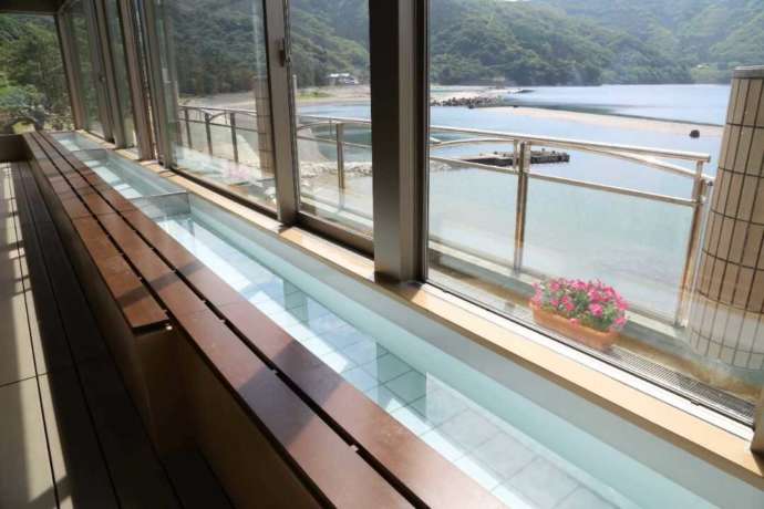 福井県海浜自然センターにある足湯
