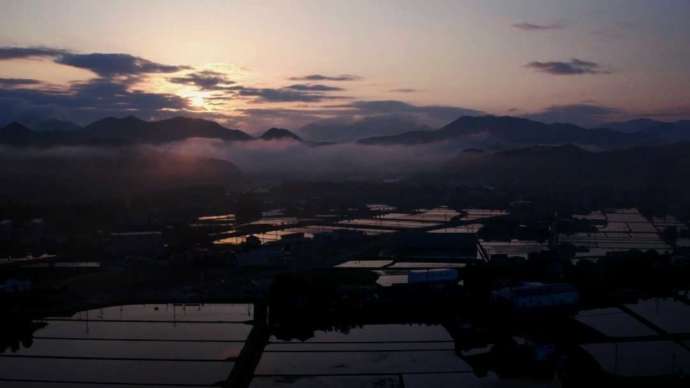 石川県金沢市の田植え時期の田園風景