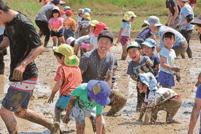 袋井市の保育園行事でどろんこ遊びをする子どもたち