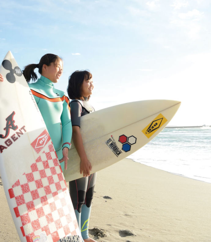 袋井市の海岸でサーフィンをする少女