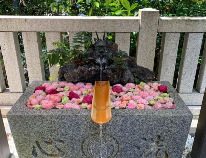 日本橋にある縁結びの福徳神社の花手水