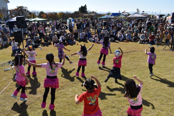 園むすびイベントで踊る子ども達