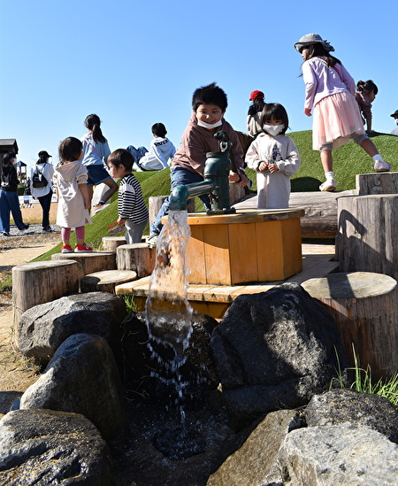 オレンジパークで水遊びをする子ども達