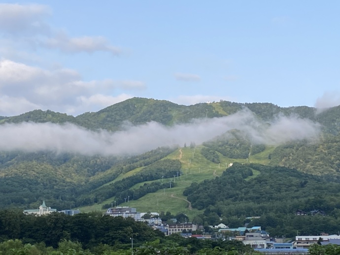 富良野市内の住宅から見える風景写真