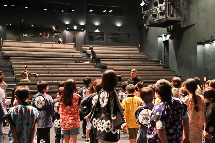 富良野演劇祭のリハーサルをする子どもの写真