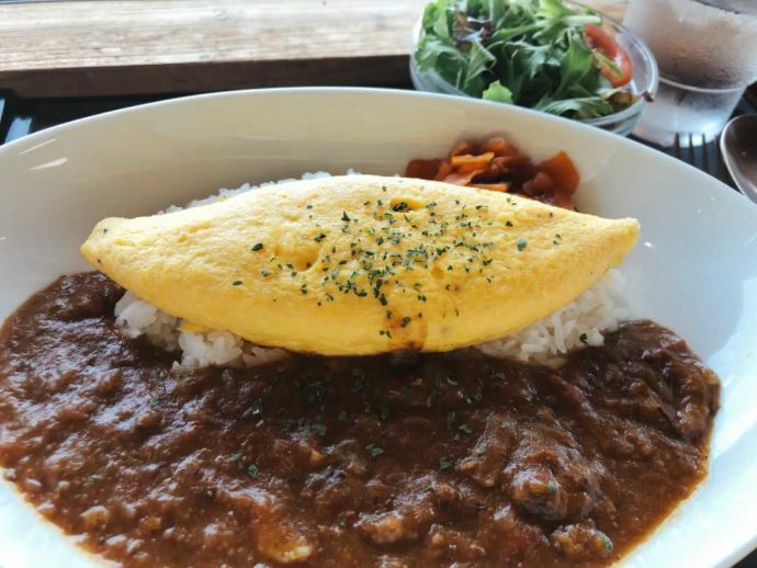 高知県南国市にある道の駅「南国 風良里」でいただけるオムレツカレー