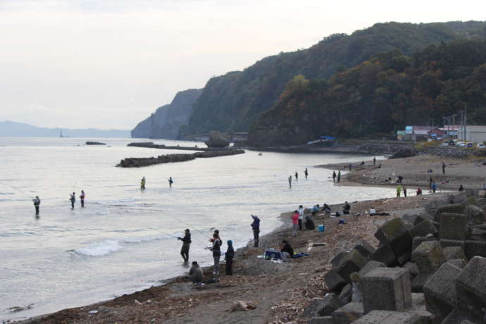 古平川河口で釣りをしている人たちの様子