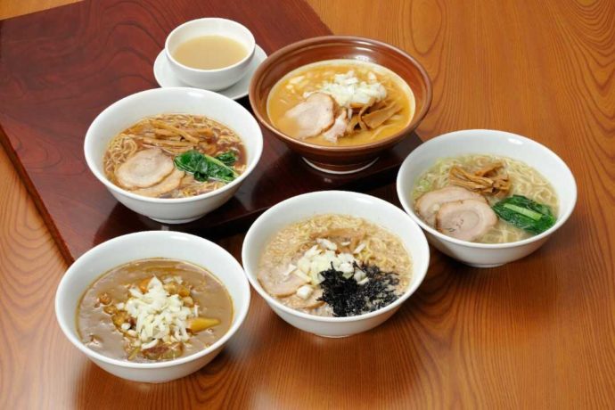 それぞれ違う具が載っている5大ラーメンの画像