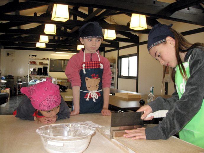 「そば打ち処 紅葉庵」でそば打ちを体験する子ども