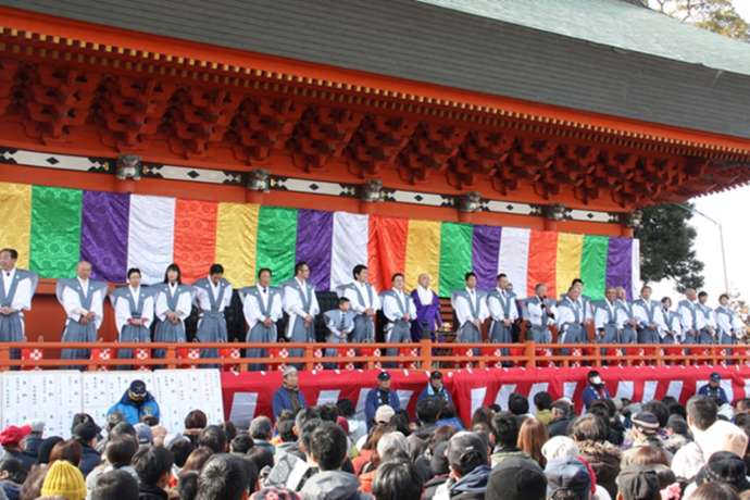 「紅龍山 布施弁天 東海寺」で行われる節分の豆撒きの様子（2月）