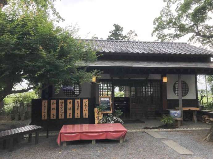 「紅龍山 布施弁天 東海寺」境内の「茶屋 花華」正面外観の様子