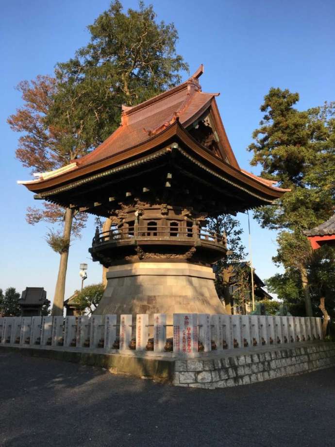 「紅龍山 布施弁天 東海寺」境内の鐘楼外観