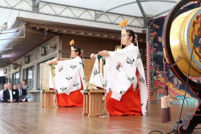 月に何組くらい神前結婚式を挙げているかについて