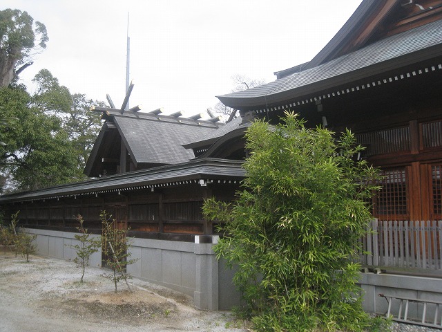 筑豊一ノ宮風治八幡宮の神明造りが分かる外観