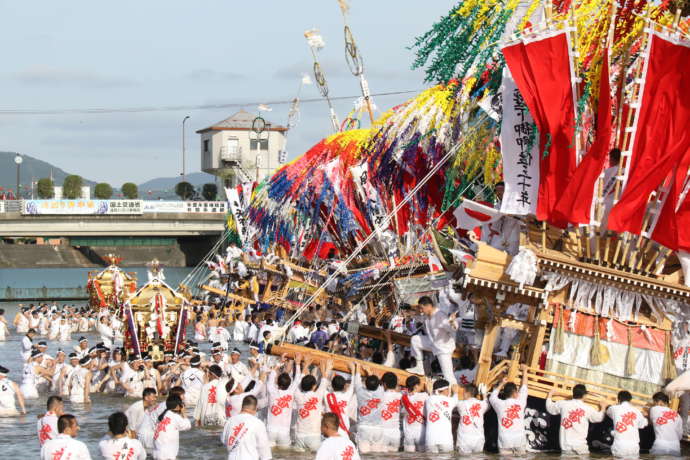 風治八幡宮の例大祭日に行われる川渡り神幸祭の様子