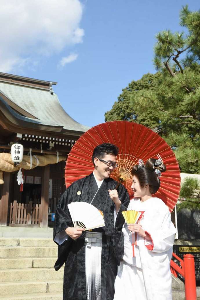 筑豊一ノ宮風治八幡宮の前で笑顔の新郎新婦