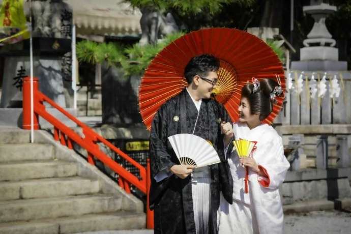 筑豊一ノ宮風治八幡宮の境内で撮影する新郎新婦