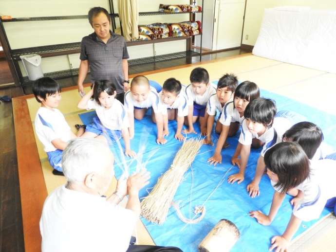 森林の分校ふざわの縄より体験をしている子供たち