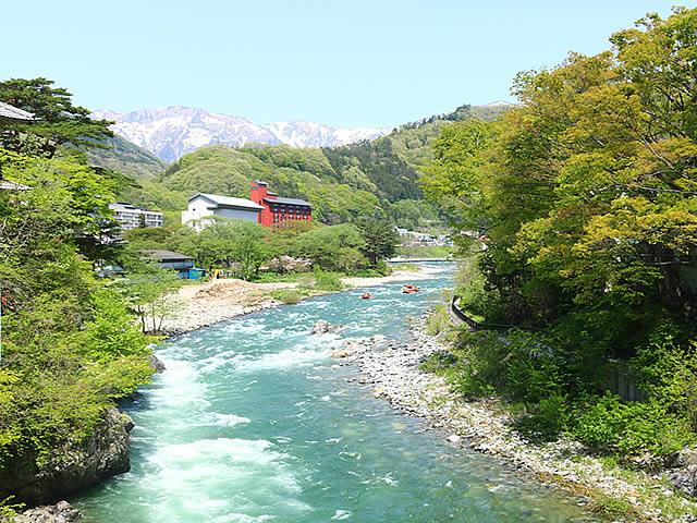 群馬県利根郡みなかみ町にある「フォレスト＆ウォーター」で利用する利根川の春の様子