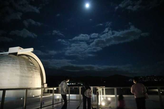 屋上でおこなわれている星空観望会の様子