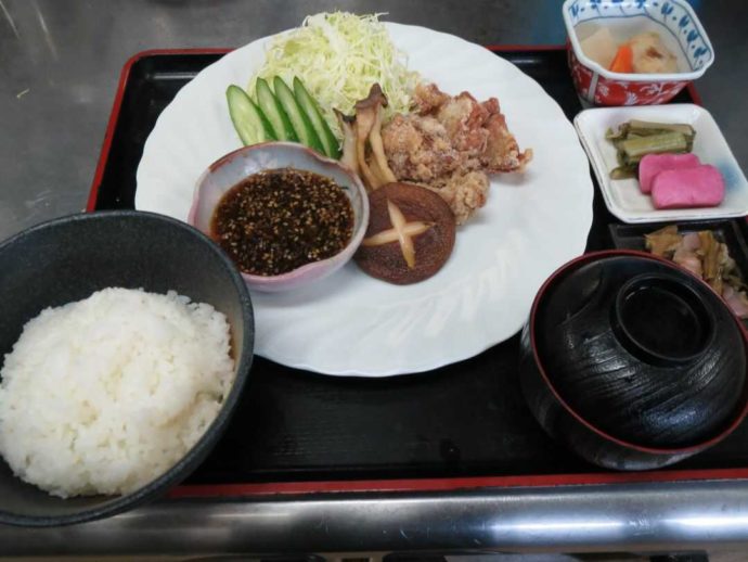 きそむら道の駅の人気メニュー、ミニ山賊定食