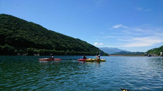 味噌川ダムでのカヌー体験の様子