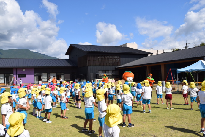 「市立みらいこども園」の園庭で遊ぶ子ども達