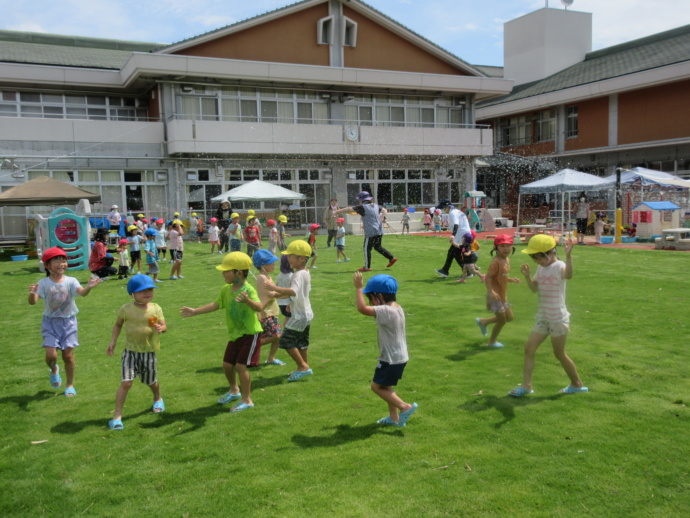 「市立きぼうこども園」の園庭で遊ぶ子ども達