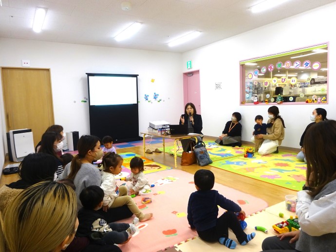 五條市にある子育て支援センター「はっぴぃ」での親子の姿