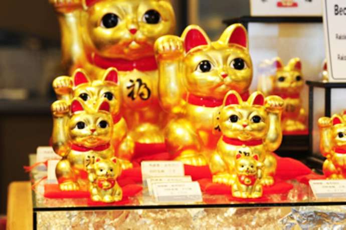 「金銀箔工芸さくだ」本店で展示・販売される金箔貼りの招き猫