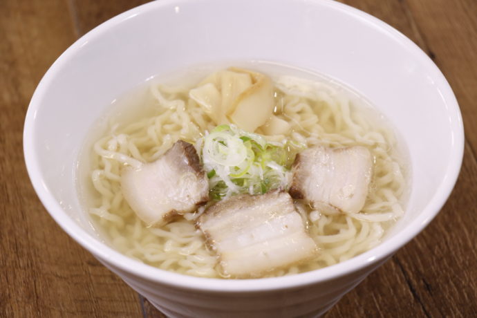 カフェテリアの黄金のsioラーメン