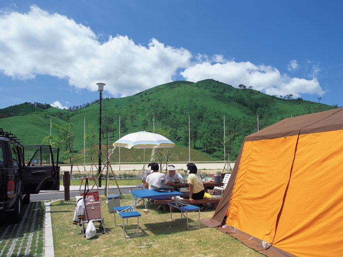 広島県山県郡にある深入山グリーンシャワーオートキャンプ場でキャンプを楽しむ人々