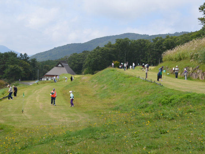 広島県山県郡にある深入山グリーンシャワーオートキャンプ場でのグラウンドゴルフの様子