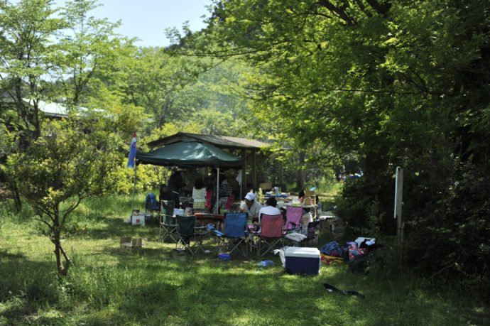 滋賀県米原市にあるキャンプ場・グリーンパーク山東の木陰でキャンプを楽しむ人々