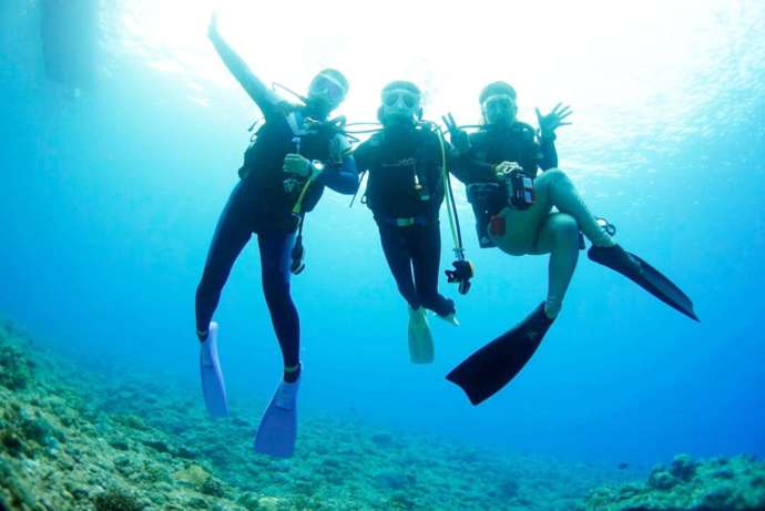 鹿児島県にある「GTダイバーズ沖永良部島」でのダイビング中に記念撮影をしている様子